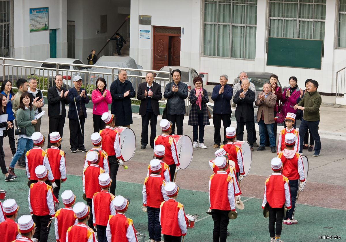 老向导们寓目王家镇小学鼓号队排演_副本.jpg